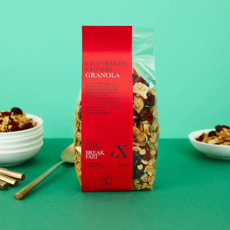 Granola Weihnachten - mit roten Beeren.